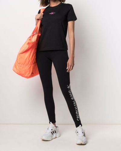 Camiseta con bordado Calvin Klein Jeans negro