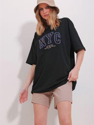 Oversize t-krekls ar izšuvumiem Trend Alaçatı Stili melns