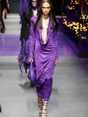 Drapované saténové midi šaty Versace fialové
