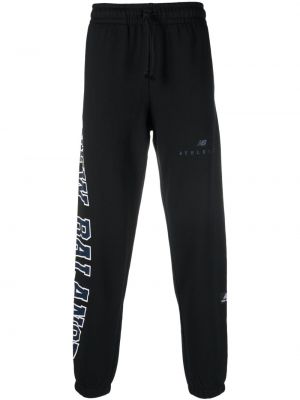 Памучни спортни панталони с принт New Balance черно