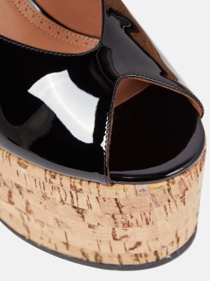 Lakuotos iš natūralios odos sandalai ant pleištinio kulniuko Alaã¯a juoda