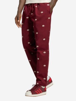 Chino hlače s printom Adidas Originals crvena