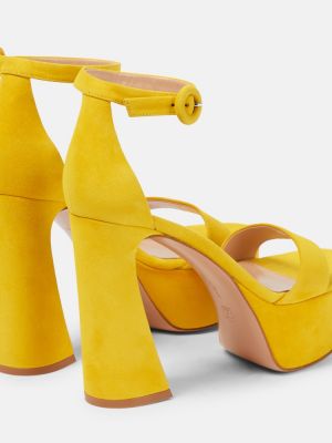 Sandały zamszowe na platformie Gianvito Rossi żółte
