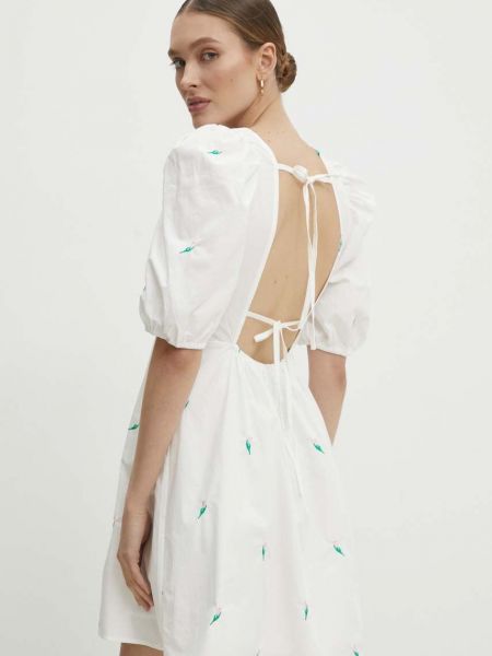 Памучна рокля с ластик на талията Answear Lab бяло