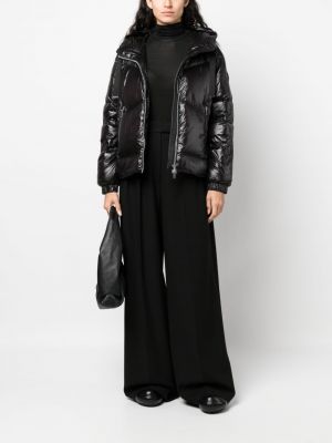 Péřová bunda s kapucí Woolrich černá