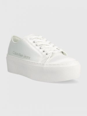 Satynowe sneakersy Calvin Klein Jeans białe
