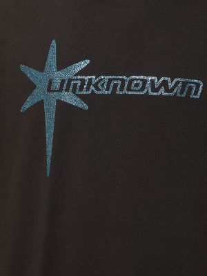 Със звездички тениска с принт Unknown черно