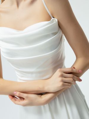 Атласное вечернее платье с рюшами Lafaba белое