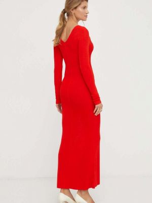 Testhezálló hosszú ruha Gestuz piros