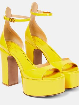 Sandali di pelle con platform in pelle verniciata Valentino Garavani giallo