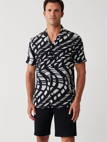 Koszula z wiskozy z krótkim rękawem w abstrakcyjne wzory Avva czarna