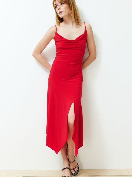Dzianinowa sukienka midi Trendyol czerwona
