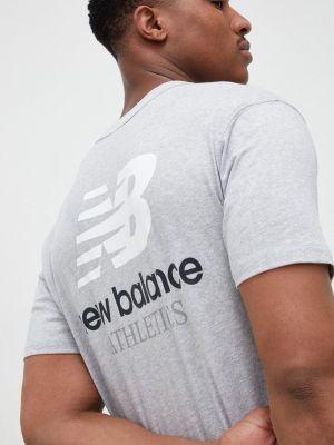 Bavlněné tričko New Balance šedá barva, s potiskem