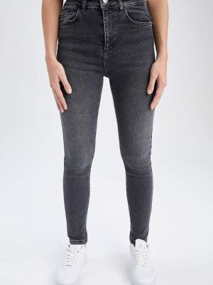 Priliehavé skinny fit džínsy Defacto sivá