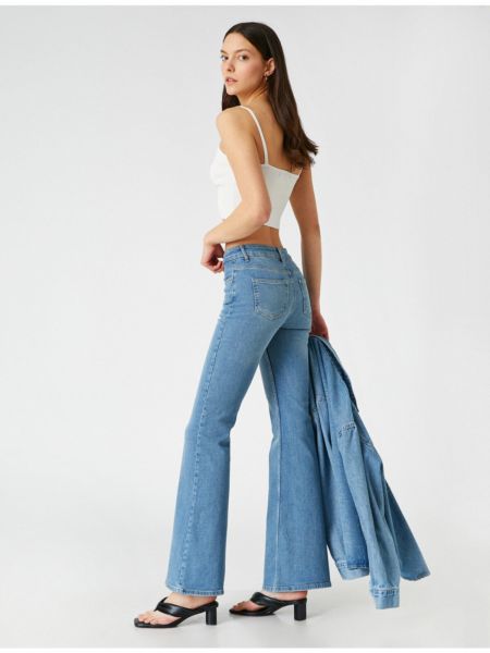 Voľné bootcut džínsy s nízkym pásom Koton modrá