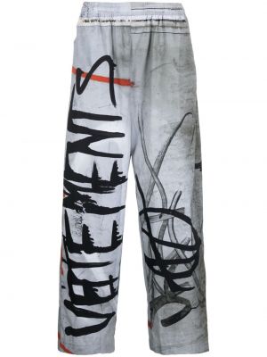 Pantaloni din bumbac cu imagine cu croială lejeră Vetements gri