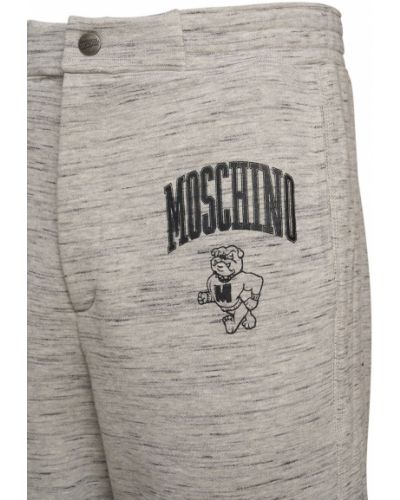 Džerzej bavlnené teplákové nohavice s potlačou Moschino sivá