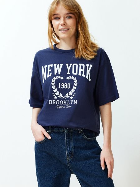 Pletené bavlněné tričko s potiskem Trendyol modré